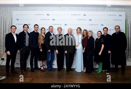 Richard Goulding, Jack Bardoe, Jeremy Neumark Jones, Emily Reid, Philip Glenister, Tamsin Greig, Julian Fellowes, Alice Eve, Ella Purnell, Diana Hardcastle, Bronagh Gallager, Adam James und Tom Wilkinson (links nach rechts) besuchen den Belgravia Photocall, der im Soho Hotel in London abgehalten wird. Stockfoto