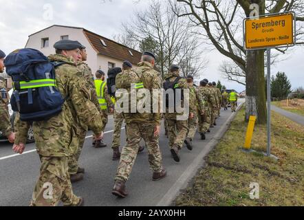 Spremberg, Deutschland. Februar 2020. Britische Streitkräfte der Royal Air Force marschieren auf dem "Langen Marsch" zum ehemaligen Güterdepot. Mit ihrem marsch erinnert die britische Royal Air Force an die Evakuierung von mehreren tausend Kriegsgefangenen, die in den Wintermonaten 1944/45 aus dem POW-Lager in Sagan (heute Polen) nach Norddeutschland erfolgte. Credit: Patrick Pleul / dpa-Zentralbild / dpa / Alamy Live News Stockfoto