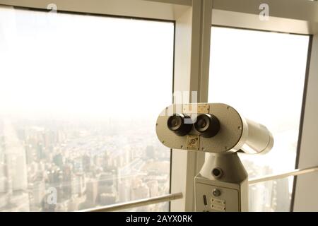 Münzferngläser am Sky Walk Observatory auf der Etage 94 des Shanghai World Finance Center (SWFC), Shanghai, China Stockfoto