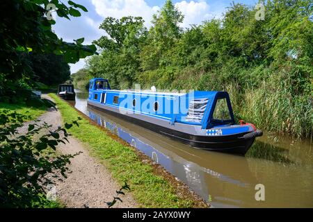 Neues Schmalboot wird an einem sonnigen Sommertag zum ersten Mal entlang des Worcester und Birmingham Canal ausgefahren. Stockfoto