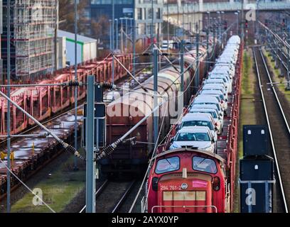 Wolfsburg, 10. Januar 2020: Güterzüge auf der Wartstrecke, bevor sie in die Automobilfabrik von Volkswagen geschickt werden Stockfoto