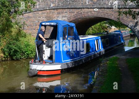 Neues Schmalboot wird an einem sonnigen Sommertag zum ersten Mal entlang des Worcester und Birmingham Canal ausgefahren. Stockfoto