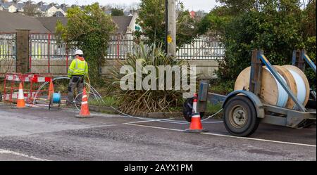 Glasfaserkabel werden unterirdisch in Skibbereen, West Cork, Irland installiert. Stockfoto