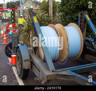 Glasfaserkabel werden unterirdisch in Skibbereen, West Cork, Irland installiert. Stockfoto