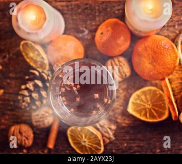 Heißer wärmender Tee auf Holzgrund Stockfoto