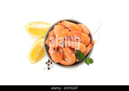 Quadratische Schüssel mit Garnelen, Pfeffer, Petersilie und Zitrone isoliert auf weißem Hintergrund Stockfoto