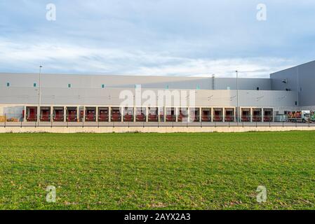 Am 16. Februar 2020 In Koblenz. Vertriebszentrum und Lager des Rewe-Lebensmittelgeschäftes in Koblenz in Westdeutschland. Stockfoto