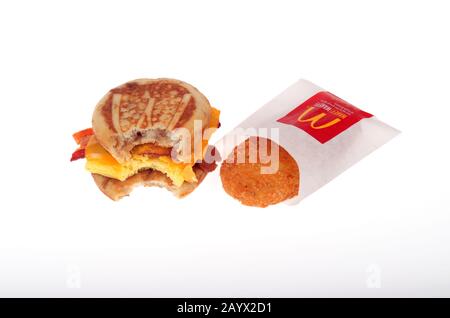 McDonalds McGriddle Ei, Käse und Speck Frühstückssandwich mit Kartoffelhash-Braun Stockfoto