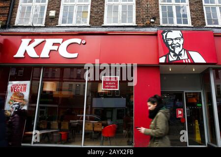 Außenansicht des KFC, auch bekannt als Kentucky Fried Chicken in London. Stockfoto