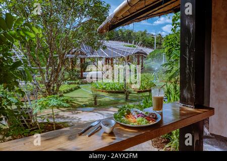 Krabi Thailand Januar 2020, Ein umweltfreundliches Luxusresort in Ao Nang, wo ein tropischer Garten um Anana Krabi liegt Stockfoto