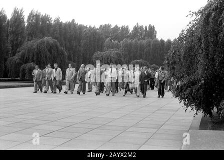 01. Januar 1979, Brandenburg, Berlin: An der sowjetischen Gedenkstätte im Treptower Park werden Ehrenbanner der FDJ übergeben. 1979 versammelten sich Jugendliche und Studenten aus der gesamten DDR in Ost-Berlin zum Pfingsttreffen der Jugend. Einige Mitglieder der SED-Kreisleitung mit dem 1. Sekretär Horst Schumann (1. Reihe, 5. Von links), Mitbegründer der FDJ in Leipzig, und Mitglieder der FDJ-Kreisleitung gehen zur Veranstaltung. Im Bild Dietmar Keller (zweiter rechts von Schumann). Genaues Aufnahmedatum nicht bekannt. Foto: Volkmar Heinz / dpa-Zentralbild / ZB Stockfoto