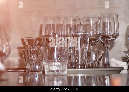Viele der Sauber leere Gläser auf dem Tisch. Soft Focus Stockfoto