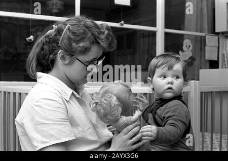 01. Januar 1980, Brandenburg, Leipzig: In einer Firma crèche des Bau-Montekombinat (BMK) Süd Leipzig, Industriebauabteilung, werden Kleinkinder Anfang der 1980er Jahre betreut. Genaues Aufnahmedatum nicht bekannt. Foto: Volkmar Heinz / dpa-Zentralbild / ZB Stockfoto