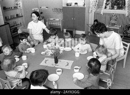 01. Januar 1980, Brandenburg, Leipzig: In einer Firma crèche des Bau-Montekombinat (BMK) Süd Leipzig, Industriebauabteilung, werden Kleinkinder Anfang der 1980er Jahre betreut. Genaues Aufnahmedatum nicht bekannt. Foto: Volkmar Heinz / dpa-Zentralbild / ZB Stockfoto