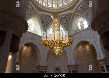 ABUDHABI, VAE - 28. DEZEMBER 2017: Der erstaunliche Kristallleuchter der Scheich al Zayed Moschee Stockfoto