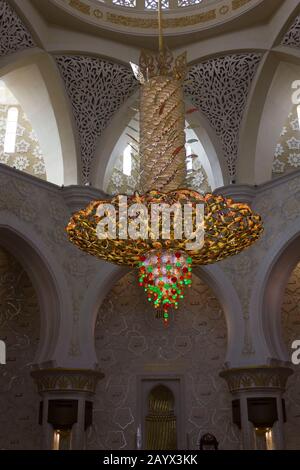 ABUDHABI, VAE - 28. DEZEMBER 2017: Der erstaunliche Kristallleuchter der Scheich al Zayed Moschee Stockfoto