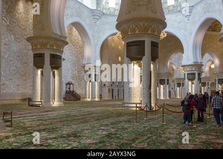 Abu DHABI, VAE - 28. DEZEMBER 2017: Majestätische Innenräume der großen Moschee von Abu Dhabi Stockfoto