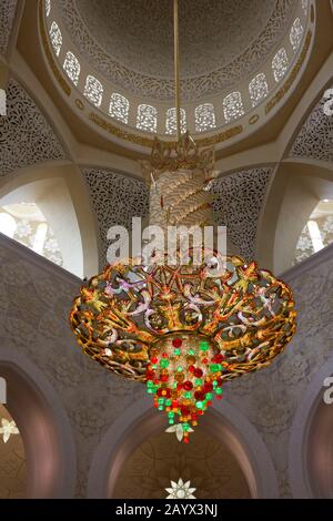 ABUDHABI, VAE - 28. DEZEMBER 2017: Der erstaunliche Kristallleuchter der Scheich al Zayed Moschee Stockfoto