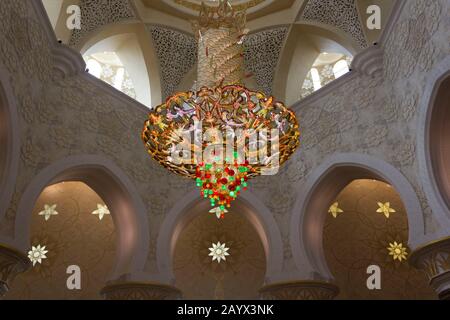 ABUDHABI, VAE - 28. DEZEMBER 2017: Der erstaunliche Kristallleuchter der Scheich al Zayed Moschee Stockfoto
