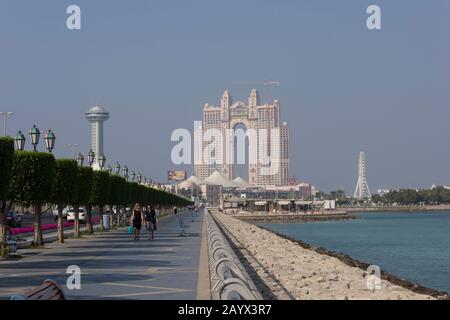 Abu DHABI, VAE - 28. DEZEMBER 2017: Abu Dhabi Marina Promenade Stockfoto