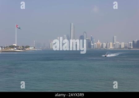 Abu DHABI, VAE - 28. DEZEMBER 2017: Abu Dhabi Bucht und Stadtbild Stockfoto