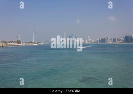 Abu DHABI, VAE - 28. DEZEMBER 2017: Abu Dhabi Bucht und Stadtbild Stockfoto