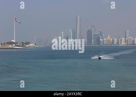 Abu DHABI, VAE - 28. DEZEMBER 2017: Abu Dhabi Bucht und Stadtbild Stockfoto
