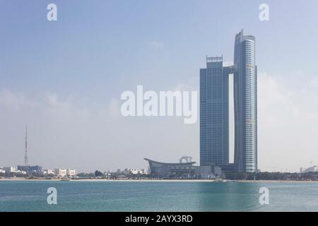 Abu DHABI, VAE - 28. DEZEMBER 2017: Abu Dhabi Strand und Wolkenkratzer Stockfoto