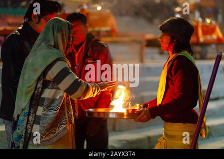 Varanasi, INDIEN, 18. JANUAR 2019 : Beginn der täglichen Zeremonie von Ganga Aarti am Flussufer in Varanasi Stockfoto