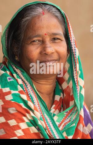 RAGHURAJPUR, INDIEN, 14. JANUAR 2019: Nahporträt einer fröhlichen Indianerin Stockfoto