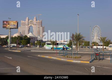 Abu DHABI, VAE - 28. DEZEMBER 2017: Straße des Viertels Abu Dhabi Marina Stockfoto