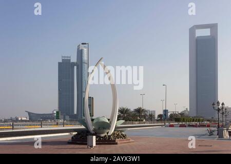 Abu DHABI, VAE - 28. DEZEMBER 2017: Skulptur auf dem Dubai Marina Square Stockfoto