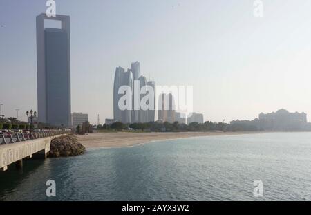 Abu DHABI, VAE - 28. DEZEMBER 2017: Abu Dhabi Strand und Wolkenkratzer Stockfoto