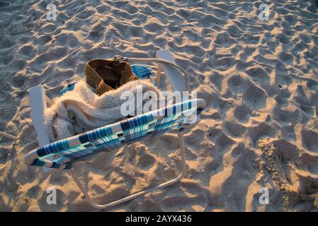 Handtasche, Handtuch und Stuhl - ist alles, was ich am Strand brauche Stockfoto