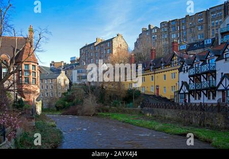 Dean Village, Edinburgh, Schottland, Großbritannien. Februar 2020. Sonnenschein und Duschen den ganzen Tag über mit einem lebhaften Wind. Außergewöhnlich starker Regen über Nacht und ein sehr schnell fließender Wasserfall auf Dem Wasser von Leith direkt neben dem Dean Village. Der Fluss fließt 24 km von seiner Quelle in den Pentland Hills am historischen Well Court vorbei und schlängelt sich durch das Herz der schottischen Hauptstadt bis zu seinem Abfluss in den Firth of Forth bei Leith. Stockfoto