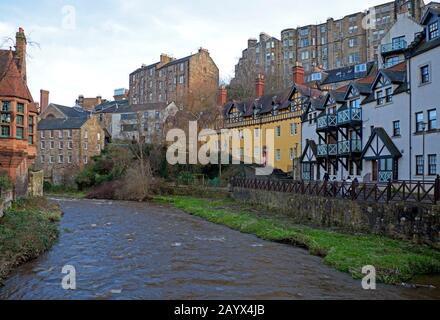 Dean Village, Edinburgh, Schottland, Großbritannien. Februar 2020. Sonnenschein und Duschen den ganzen Tag über mit einem lebhaften Wind. Außergewöhnlich starker Regen über Nacht und ein sehr schnell fließender Wasserfall auf Dem Wasser von Leith direkt neben dem Dean Village. Der Fluss fließt 24 km von seiner Quelle in den Pentland Hills am historischen Well Court vorbei und schlängelt sich durch das Herz der schottischen Hauptstadt bis zu seinem Abfluss in den Firth of Forth bei Leith. Stockfoto