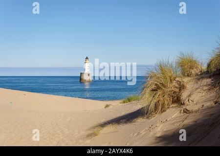 Rattray Head Lighthouse vor der Ostküste Schottlands zwischen den Sanddünen von Rattray Point abgebildet. Stockfoto