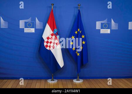 Brüssel, Belgien. Februar 2020. Flagge der EU und Kroatiens steht in EU-Kommissionen. Credit: Alexandros MICHAILIDIS/Alamy Live News Stockfoto