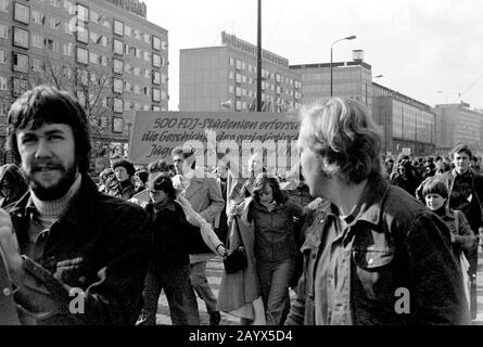 01. Mai 1979, Brandenburg, Leipzig: Die Demonstration am 1. Mai 1979 in Leipzig am Ring, in der "DDR als internationaler Tag Des Kampfes und Feiertags Der Arbeiter für Frieden und den Nationalsozialismus" bezeichnet. Gegenüber dem Opernhaus befand sich die Tribüne, an der Demonstrationsteilnehmer vorbeigingen, hier forschen Studenten der Leipziger Karl-Marx-Universität (KMU) mit dem Banner "500 Studenten die Geschichte des sozialistischen Jugendverbandes KMU". Im Hintergrund die Wohnhäuser am Ring mit der Werbung für "Balkancar". Foto: Volkmar Heinz / dpa-Zentralbild / ZB Stockfoto