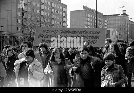 01. Mai 1979, Brandenburg, Leipzig: Die Demonstration am 1. Mai 1979 in Leipzig am Ring, in der "DDR als internationaler Tag Des Kampfes und Feiertags Der Arbeiter für Frieden und den Nationalsozialismus" bezeichnet. Gegenüber dem Opernhaus befand sich die Tribüne, an der Demonstrationsteilnehmer vorbeigingen, hier forschen Studenten der Leipziger Karl-Marx-Universität (KMU) mit dem Banner '500 FDJ-Studenten die Geschichte des sozialistischen Jugendverbandes KMU'. Im Hintergrund die modernen Ringbauten mit einer Werbung für "Balkancar". Foto: Volkmar Heinz / dpa-Zentralbild / ZB Stockfoto