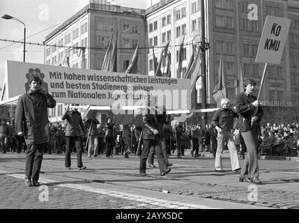 01. Mai 1979, Brandenburg, Leipzig: Die Demonstration am 1. Mai 1979 in Leipzig am Ring, in der "DDR als internationaler Tag Des Kampfes und Feiertags Der Arbeiter für Frieden und den Nationalsozialismus" bezeichnet. Gegenüber dem Opernhaus (im Hintergrund) befand sich die Tribüne "Vorwärts zum 30-jährigen DDR-Jubiläum"), an der Demonstrationsteilnehmer vorbeigingen, hier Studenten der Karl-Marx-Universität Leipzig (KMU) mit einem Banner "Mit hohen wissenschaftlichen Leistungen und besten Studienergebnissen zum Landesjugendfest". Foto: Volkmar Heinz / dpa-Zentralbild / ZB Stockfoto