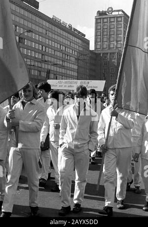 01. Mai 1979, Brandenburg, Leipzig: Die Demonstration am 1. Mai 1979 in Leipzig am Ring, in der "DDR als internationaler Tag Des Kampfes und Feiertags Der Arbeiter für Frieden und den Nationalsozialismus" bezeichnet. Gegenüber dem Opernhaus befand sich die Tribüne, an der die Demonstrationsteilnehmer vorbeigingen. Das Bild zeigt Bauarbeiter mit dem Banner "FDJ - Initiative Berlin". Foto: Volkmar Heinz / dpa-Zentralbild / ZB Stockfoto