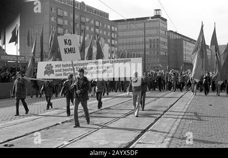 01. Mai 1979, Brandenburg, Leipzig: Die Demonstration am 1. Mai 1979 in Leipzig am Ring, in der DDR "internationaler Tag Des Kampfes und Feiertags Der Arbeiter für Frieden und den Nationalsozialismus" genannt. Gegenüber dem Opernhaus befand sich die Tribüne 'Vorwärst zum 30. Jahrestag der DDR"), an der Demonstrationsteilnehmer vorbeigingen, hier Studenten der Leipziger Karl-Marx-Universität (KMU) mit einem Banner "Mit hohen wissenschaftlichen Leistungen und besten Studienergebnissen für das Landesjugendfest". Im Hintergrund Wohnbauten am Ring mit der Werbung für "Balkancar - Bulgarien". Foto: Volkmar Stockfoto