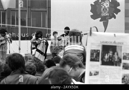 01. Mai 1979, Brandenburg, Leipzig: Nach der Demonstration am 1. Mai 1979 in Leipzig am Ring, die in der "DDR als "Internationale Kämpfe und Feiertag Der Arbeiter für Frieden und Nationalsozialismus" bezeichnet wurde, spielten ausländische Musikgruppen in der Innenstadt von Leipzig. Foto: Volkmar Heinz / dpa-Zentralbild / ZB Stockfoto