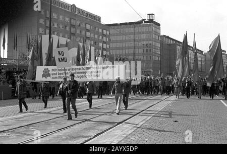 01. Mai 1979, Brandenburg, Leipzig: Die Demonstration am 1. Mai 1979 in Leipzig am Ring, in der "DDR als internationaler Tag Des Kampfes und Feiertags Der Arbeiter für Frieden und den Nationalsozialismus" bezeichnet. Gegenüber der Oper befand sich die Tribüne, an der die Demonstranten vorbeigingen, Studenten der Leipziger Karl-Marx-Universität (KMU) mit dem Banner "Mit hohen wissenschaftlichen Leistungen und besten Studienergebnissen für das Landesjugendfest". Im Hintergrund die Wohnbauten am Ring mit der Werbung für "Balkancar - Bulgarien". Foto: Volkmar Heinz / dpa-Zentralbild / ZB Stockfoto