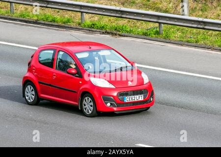 2012 (62) Peugeot 107 Active; UK Fahrzeugverkehr, Verkehr, moderne Fahrzeuge, Limousinen, Fahrzeuge, Fahrzeuge, britische Straßen, Motoren, auf der Autobahn M61 mit 3 Fahrspuren in südlicher Richtung. Stockfoto