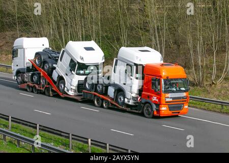 De Rooy Leyland Transport-Lieferwagen, LKW, Transport, LKW, Frachtführer, neues DAF-Fahrzeug, europäischer kommerzieller Transport, Industrie, M61 in Manchester, Großbritannien Stockfoto