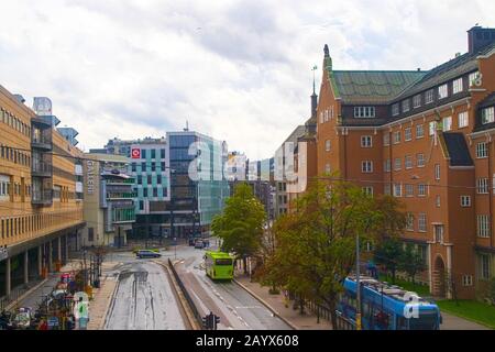 Blick auf die Torstraße Schweigaards von der Brücke Nylandsveien in der Innenstadt von Oslo mit dem Busterminalgebäude auf der linken Seite.Norwegen Stockfoto