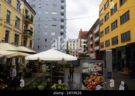 Markt steht an einer Straße im Osloer Stadtteil Majorstuen an einem regnerischen Sommertag.Majorstuen oder Majorstua ist ein besonders wohlhabendes Viertel Stockfoto