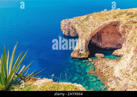 Blaue Grotte auf Malta. Vergnügungsboot mit Touristen fährt. Naturbogenfenster in Felsen Stockfoto